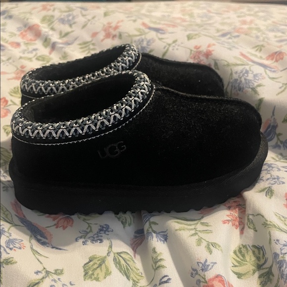 UGG Kids Black Slippers with Patterned Trim - Picture 1 of 3